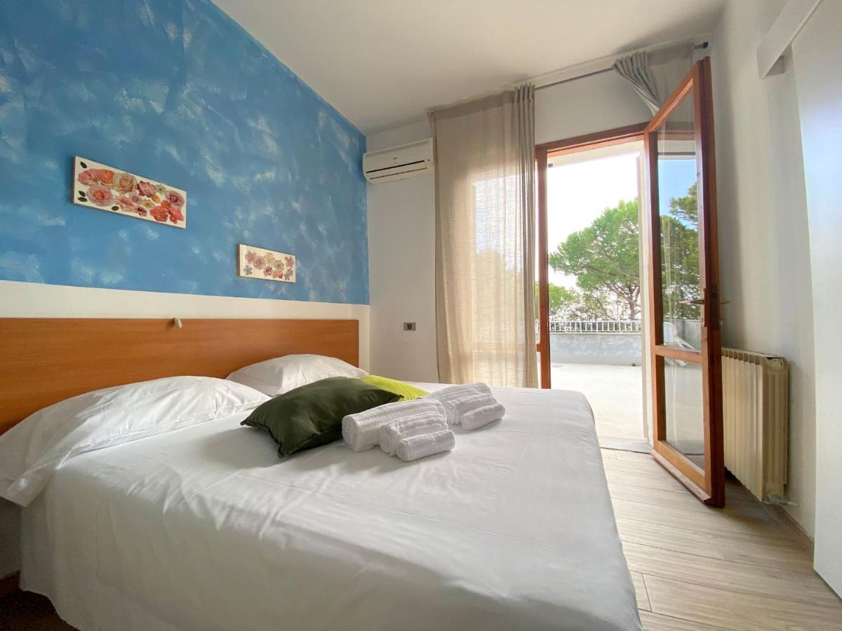 Camping Village Mar Y Sierra San Costanzo Bagian luar foto