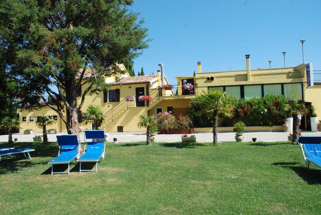 Camping Village Mar Y Sierra San Costanzo Bagian luar foto
