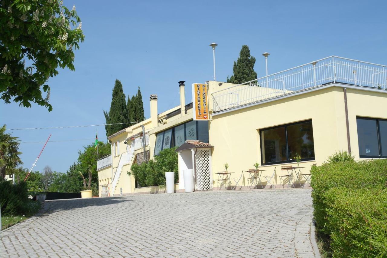Camping Village Mar Y Sierra San Costanzo Bagian luar foto