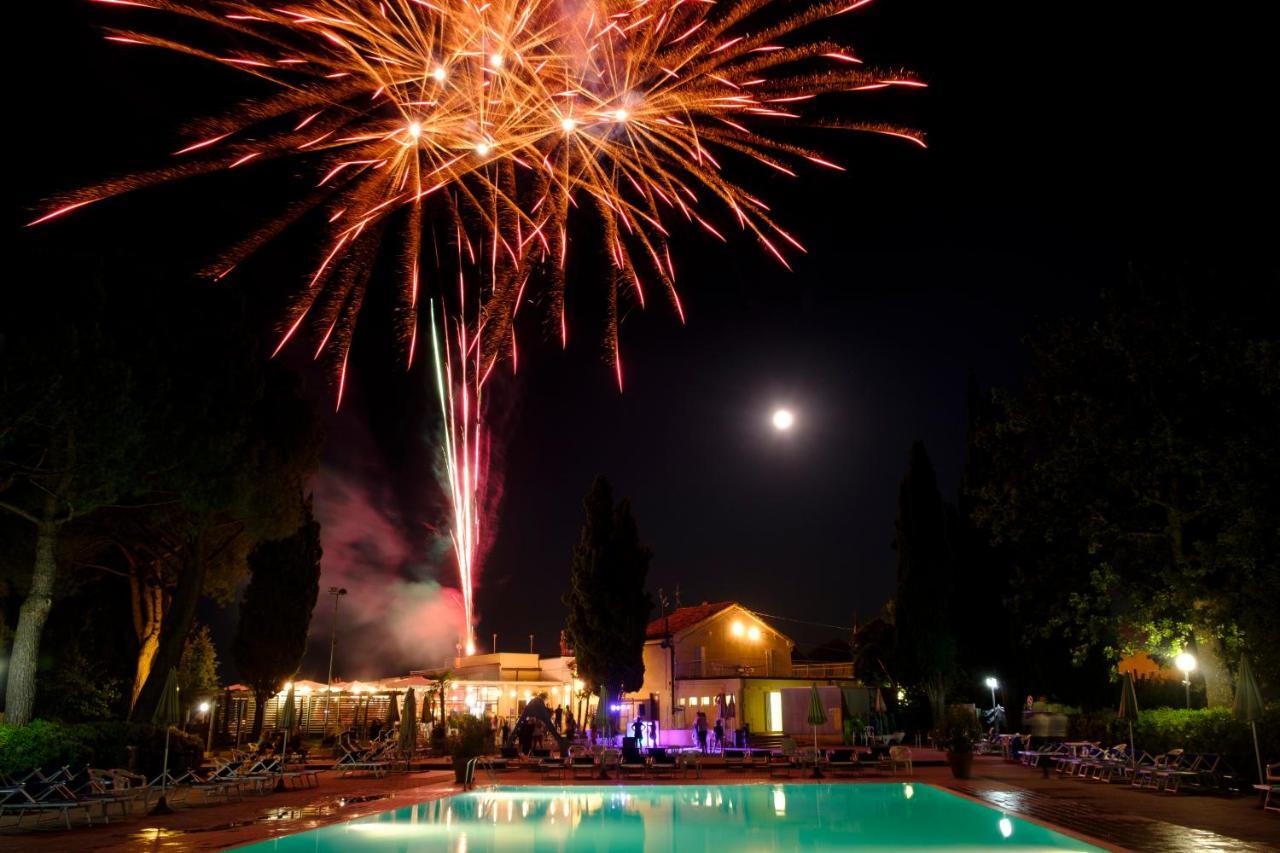 Camping Village Mar Y Sierra San Costanzo Bagian luar foto